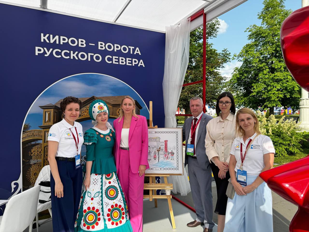 Делегация Кировской области определила перспективы по освещению региона на федеральном уровне В рамках международного туристического форума «Путешествуй!» в г. Москва с 10 по 15 июня представители Центра развития туризма Кировской области обсудили перспективы взаимодействия с крупными информационными ресурсами. Так, с издательским домом «Комсомольская правда» обсудили информационное партнерство крупных событий Кировской области: Всероссийского сельского Сабантуя, который пройдет в Вятскополянском районе с 27 по 28 июня, а также юбилея г. Кирово-Чепецка, празднование которого запланировано на сентябрь 2025 г. С представителями сервиса RUSSPASS определены варианты увеличения количества объектов достопримечательностей и событий Кировской области на сервисе. Редакция журнала «Высокий полет», распространяемого в российских аэропортах, презентовала возможности продвижения туристического потенциала региона на страницах журнала. Редакция выпускает также издание для туристов из Китая. Алексей Чепцов, руководитель Центра развития туризма Кировской области и Дирекции по организации мероприятий, обратил внимание на важность взаимодействия с федеральными информационными ресурсами: «Начать знакомство с Кировской областью можно с поездки на выходные, а затем вернуться на весь отпуск. Регион предлагает разные решения: семейный, событийный, активный, медицинский, экотуризм. Работа Центра развития туризма с федеральными СМИ позволяет регулярно рассказывать о нашей области, представлять варианты турмаршрутов, знакомить с достопримечательностями. Именно так формируется образ его города и области для жителей России. Благодарим каждый информационный ресурс, который рассказывает о нас, и предлагает новые интересные варианты взаимодействия».