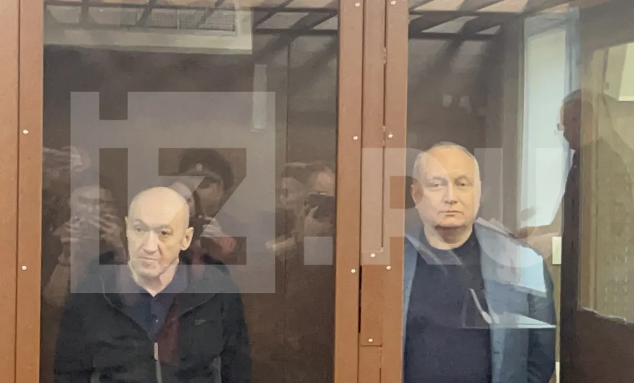 Тверской суд Москвы назначил наказание в виде 10 лет строгого режима бывшему сенатору Дмитрию Савельеву по делу о покушении на убийство Об этом сообщил корреспондент Известий из зала суда Его также приговорили к ограничению свободы сроком на два года и лишили государственных наград Второй фигурант дела Сергей Дюков которому Савельев поручил найти киллера получил 6 5 лет Вместе с предыдущим приговором ему окончательно назначили восемь лет особого режима с ограничием свободы на два года Кроме того с фигурантов солидарно взыскали шесть млн рублей в пользу бизнесмена Сергея Ионова  По версии следствия в августе 2023 года Савельев из за личной неприязни поручил своему знакомому организовать убийство бизнесмена Сергея Ионова Знакомый обратился к брату с просьбой поиска киллера Исполнитель преступления сообщил о заказе в ФСБ и далее действовал под контролем силовиков Для задержания заказчика убийство инсценировали после чего Савельев получил протокол смерти Ионова и расплатился с несостоявшимся киллером Больше новостей IZ RU в MAX