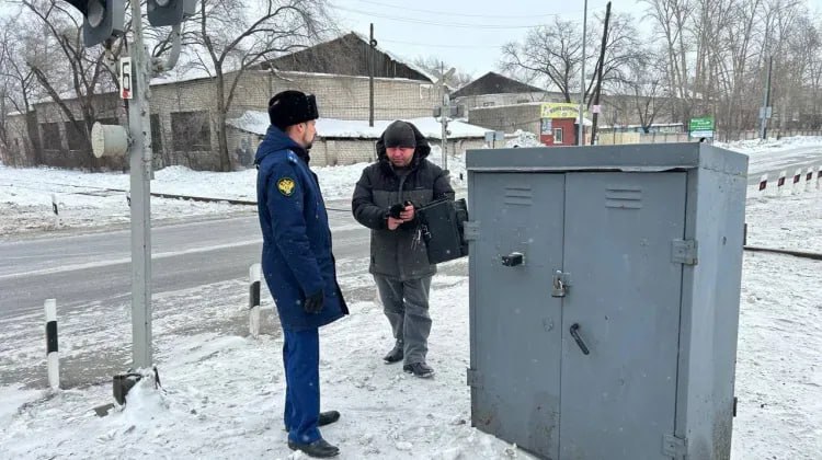 Щиток управления сигнализацией на ж/д переезде в Благовещенске оказался в свободном доступе   Проверку соблюдения закона безопасности движения на железнодорожном переезде после поступившей жалобы, а также после публикаций в соцсетях провела Благовещенская транспортная прокуратура.  Сотрудники надзорного ведомства выяснили, что на регулируемом железнодорожном переезде в Благовещенске на улице Чайковского у посторонних был доступ к щитку управления переездной сигнализации. Это создавало угрозу для безопасности движения.  Собственнику железнодорожного переезда транспортный прокурор внес представление, оно было удовлетворено, нарушения закона устранены, сообщили в Восточно-Сибирской транспортной прокуратуре.  Звуковую и световую сигнализации на железнодорожном переезде привели в должный вид. Теперь к блоку управления переездной сигнализации у посторонних лиц нет доступа.   ТЕЛЕПОРТ.РФ – здесь все об Амурской области  Написать нам