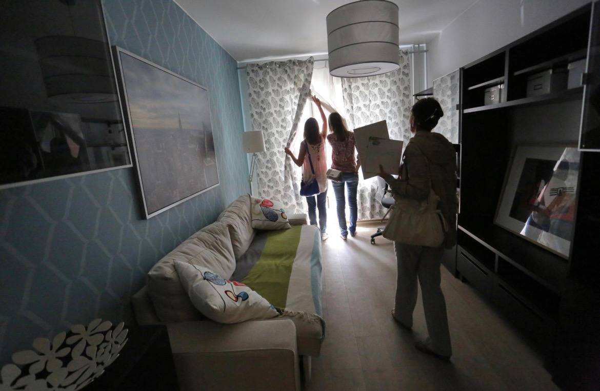 Среди городов миллионников России аренда жилья за 2025 год сильнее всего подорожала в Петербурге При расчёте учитывались квартиры с разным количеством комнат Стоимость съёма квартир включая студии по итогам года больше всего выросла в Санкт Петербурге на 17 7 В Ростове на Дону цены на аренду жилья снизились сильнее чем в остальных городах миллионниках гласит исследование Движение ру По словам аналитиков средняя стоимость месячной аренды однокомнатной квартиры с января 2025 года выросла почти на 18 до 47 тыс рублей Пётр Ковалёв Подписаться на ДП в Telegram MAX