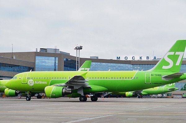 S7 Airlines увеличит частоту полетов между Москвой и Новокузнецком Авиакомпания S7 Airlines c 22 ноября увеличивает количество рейсов по направлению Москва Новокузнецк до семи рейсов в неделю Теперь самолеты будут вылетать ежедневно из Домодедово в 23 25 и приземляться в аэропорту Новокузнецка в 07 55 по местному времени Рейсы будут выполняться на самолетах семейства Airbus A320 Как отмечают в авиакомпании увеличенная частота позволит пассажирам с максимальным комфортом планировать поездки в южную столицу Кузбасса и на один из главных горнолыжных курортов России Шерегеш Теперь у гостей будет больше возможностей для выбора удобного дня вылета и построения гибких маршрутов alias Борисфен рф Борисфен рф