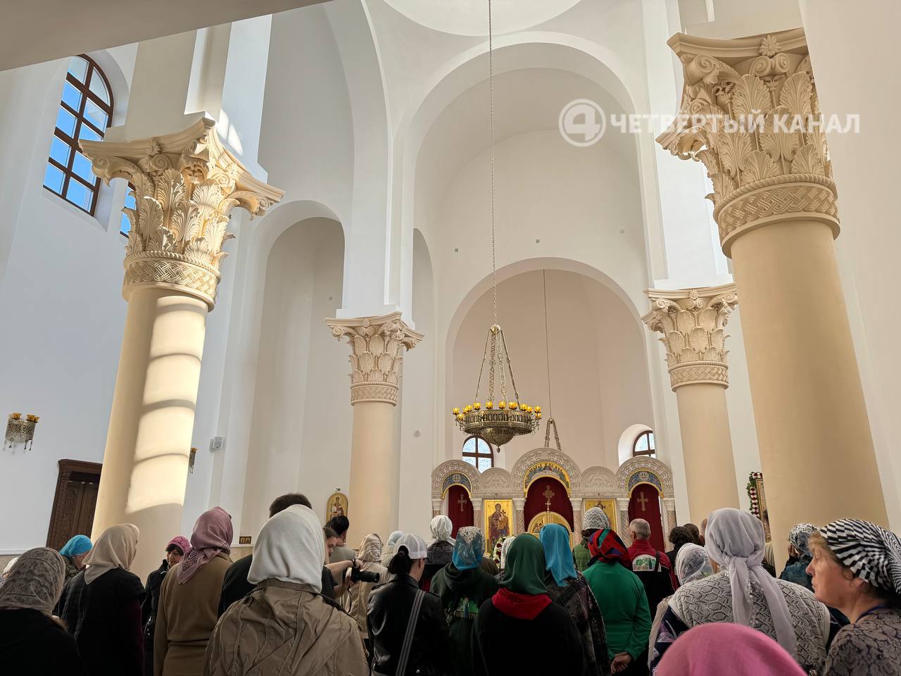 4 ноября в Екатеринбурге пройдет Крестный ход, движение транспорта ограничат на час  В честь праздника Казанской иконы Божией Матери и Дня народного единства, по улицам Екатеринбурга пройдут десятки верующих. Стартует мероприятие после 09:00 утра с Божественной литургии в Свято-Троицком соборе. Митрополит Евгений возглавит шествие, которое пройдет к Храму-на-Крови для праздничного молебна. Временные ограничения в движении транспорта запланированы с 11:30 до 12:30 по центральным улицам города:     по улице Розы Люксембург, от Свято-Троицкого кафедрального собора до улицы Куйбышева;   по улице Куйбышева, от Розы Люксембург до Горького;   по улице Горького, от Куйбышева до Малышева;    по улице Малышева, от Горького до Пушкина;   по улице Пушкина, от Малышева до проспекта Ленина;   по проспекту Ленина, от улицы Пушкина до Толмачева;    по улице Толмачева, от проспекта Ленина до Первомайской;   по улице Царской, от Первомайской до Храма-на-Крови.