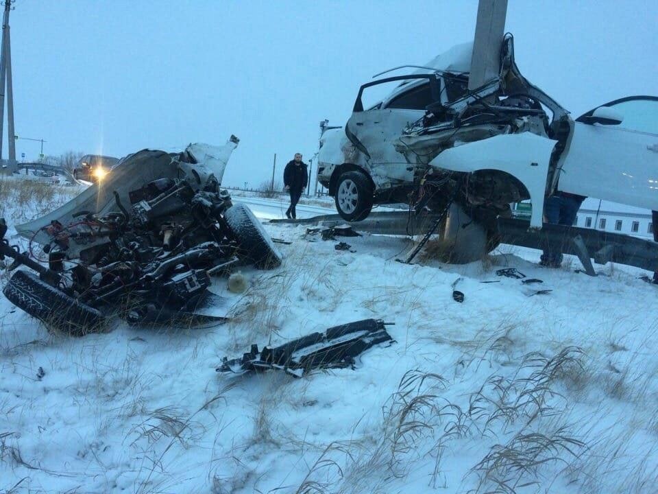 Жуткая авария произошла недалеко от города  Виновник ДТП на белом седане не соблюдал скоростной режим  Источник: паблик «Поселье 03» ВКонтакте