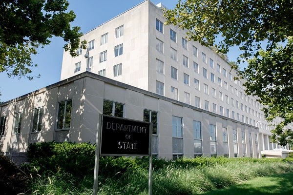 Госдеп призвал Киев и Москву «активизировать усилия» для полного прекращения войны  Как заявили в американском внешнеполитическом ведомстве, президент Дональд Трамп продолжает работать над прекращением российско-украинского конфликта.  «Использование экономической мощи Америки для достижения результатов в переговорном процессе — один из многочисленных вариантов главы Белого дома. Обе стороны должны полностью положить конец конфликту», — написала в соцсети Х спикер Госдепартамента США Тэмми Брюс.    Подпишись на «Говорит Москва»