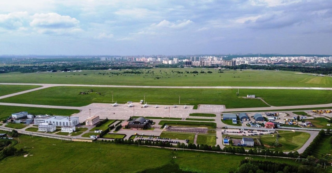 Газпром продаёт аэропорт Остафьево Газовый гигант продолжает избавляться от непрофильных активов на этот раз под нож отправился аэропорт в Москве Покупателем стал сам город стоимость сделки немногим более 2 7 млрд рублей Согласно сведениям портала государственных закупок контракт был заключен во вторник срок его исполнения конец декабря 2025 года Аэропорт Остафьево является основным пунктом базирования авиапредприятия Газпром авиа он обслуживает все типы вертолетов а также ряд воздушных судов Работает инфраструктура кстати чуть больше четверти века открытие состоялось в начале декабря 2000 года Что именно станет с Остафьево пока неизвестно но ранее власти Москвы хотели приобрести участок рядом для строительства нового технопарка Сам Газпром продал в прошлом году недвижимости на 20 млрд рублей и скорее всего тенденция будет продолжаться Нефтебаза