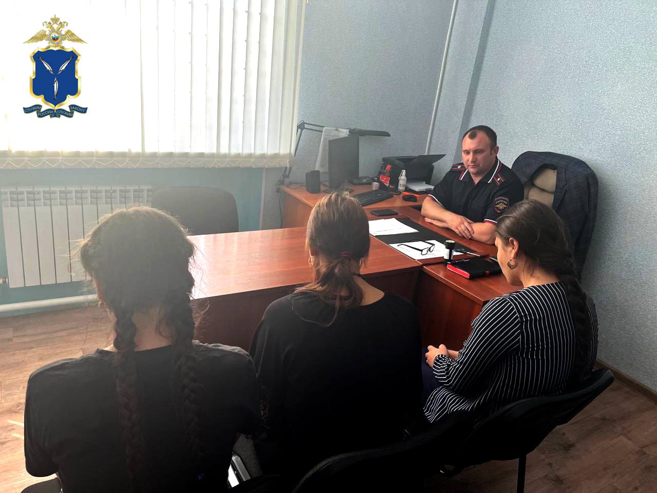 В результате оперативно-розыскных мероприятий сотрудниками полиции установлены личности причастных к совершению противоправных действий у Вечного огня на аллее Героев в г. Пугачеве. В отдел полиции доставлены две 15-летние и 16-летняя местные жительницы. В настоящее время устанавливаются все обстоятельства произошедшего, проводится проверка, по результатам которой действиям девушек будет дана правовая оценка.