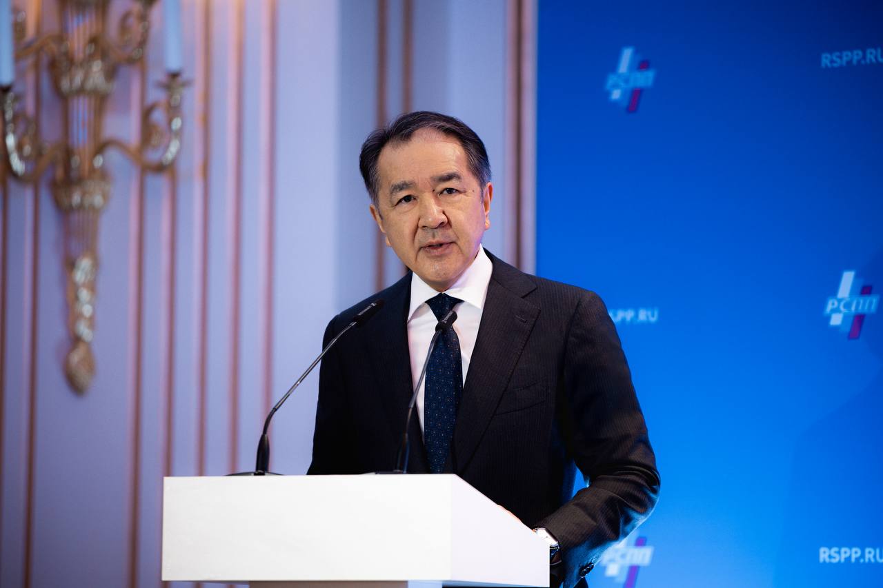 Бакытжан Сагинтаев Комиссия помогает создавать благоприятные условия для бизнеса в рамках ЕАЭС Председатель Коллегии Евразийской экономической комиссии Бакытжан Сагинтаев 17 февраля в Москве принял участие в Интеграционном форуме РСПП в рамках Недели российского бизнеса 2026 В приветственном слове к участникам мероприятия Бакытжан Сагинтаев отметил что в 2020 2024 годах ВВП стран Евразийского экономического союза увеличился на 11 промышленность показала рост на 15 сельское хозяйство на 10 В 2025 году основные экономические показатели ЕАЭС сохранили положительную динамику Доля расчетов в национальных валютах между странами участницами интеграционного объединения достигла 93 За этими цифрами фактическое подтверждение востребованности евразийского интеграционного проекта и успешное взаимодействие бизнеса и регуляторов включая Комиссию подчеркнул глава Коллегии ЕЭК Вовлеченность деловых кругов стран евразийской пятерки в интеграционные процессы становится ключевым элементом обеспечения конкурентоспособности национальных экономик Важное направление работы с предпринимателями наполнение интеграции реальным экономическим содержанием через содействие кооперационным проектам в промышленности и АПК Для эффективного запуска механизмов поддержки формируется пул реальных проектов которые соответствуют рыночным запросам и потребностям Еще один вектор взаимодействия активное использование и совершенствование инструментов вовлечения делового сообщества в формирование сбалансированного евразийского регулирования Речь идет в том числе об оценках регулирующего и фактического воздействий принятых Комиссией решений Большое внимание ЕЭК уделяет рассмотрению проблемных вопросов бизнеса прежде всего в сферах таможенного сотрудничества технического регулирования внешней торговли Подавляющее большинство таких вопросов 94 поступивших в 2025 году решены Приоритетом также является создание благоприятных условий по расширению экспортных возможностей предприятий Для этого Комиссией совместно с государствами членами развернута работа на переговорном треке В 2025 году подписаны торговые соглашения с Индонезией ОАЭ Монголией Началось действие полноформатного соглашения о зоне свободной торговли с Ираном активизированы переговоры с Индией Изучается вопрос о целесообразности заключения соглашения о свободной торговле с Тунисом Деятельность Комиссии в целом направлена на создание благоприятных условий для ведения бизнеса за счет раскрытия потенциала евразийской экономической интеграции Главные бенефициары наших мероприятий предприниматели стран ЕАЭС резюмировал Бакытжан Сагинтаев ЕАЭС ЕЭК новостиЕАЭС