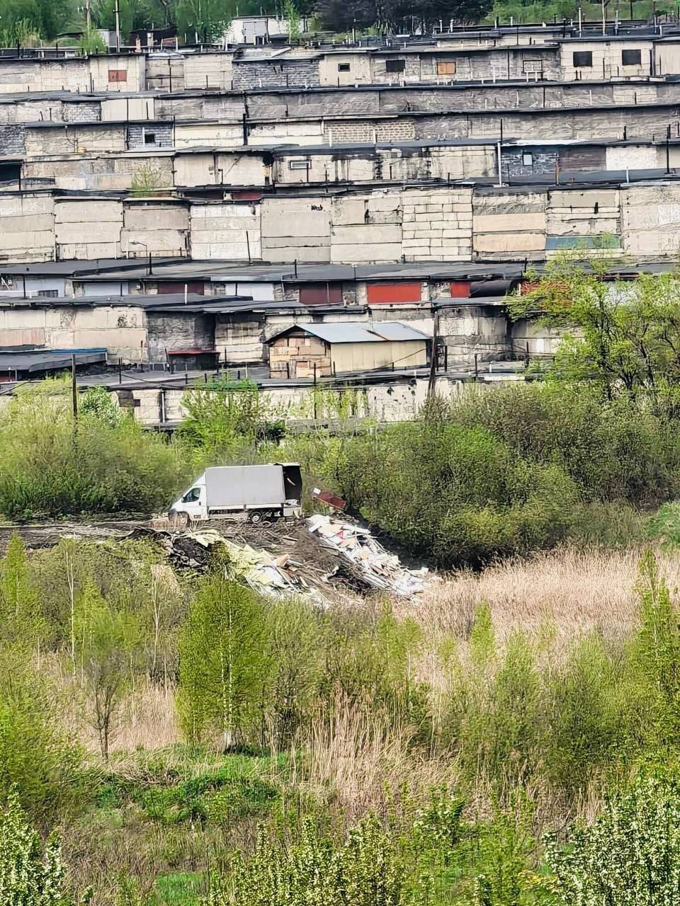 В Новоильинском районе с поличным поймали водителя грузовика со строительным мусором Как сообщает глава Новоильинского района Андрей Токарев в своём телеграм-канале, сегодня за гаражным кооперативом был задержан автомобиль, который незаконно сбрасывал мусор. За такие действия предусмотрены серьезные штрафы, а в отдельных случаях и уголовная ответственность. Если вы стали свидетелем подобного — сразу фиксируйте и сообщайте! Нарушители будут найдены и наказаны! Мы не позволим превратить Новоильинку в свалку.