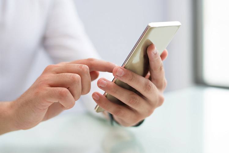 Билайн ускорил работу Telegram и других зарубежных сервисов  Билайн запустил новый узел связи в Хельсинки, что позволило нарастить зарубежные емкости, чтобы обеспечивать клиентов международным контентом с наименьшей задержкой и максимальным качеством. В частности, пропускная способность соединения с Telegram выросла до 2 Тбит/с.  Расширение пропускной способности стыка  то есть прямого соединения между сетью Билайна и оборудованием интернет-сервиса  с Telegram стало одним из первых включений на новом узле связи. Суммарно в 2025 году она выросла на 43% — с 1,4 до 2 Тбит/с. Расширение стыков с другими сервисами уже в работе и завершится в ближайшее время.  Сергей Быков, вице-президент по операторскому бизнесу Билайна:  «Предпочтения пользователей меняются, технологии развиваются — в частности, контент становится более “тяжелым”. Мы учитываем всё это и регулярно увеличиваем количество соединений, через которые проходит интернет-трафик, и их пропускную способность. Запуск нового узла связи поможет нашим клиентам использовать привычные сервисы: общаться, обмениваться файлами, смотреть кино, играть в игры, — на максимальной скорости и в наилучшем качестве».  Реклама. ПАО «ВымпелКом». Подробнее на сайте: www.beeline.ru Erid: 2VSb5w9G5J1
