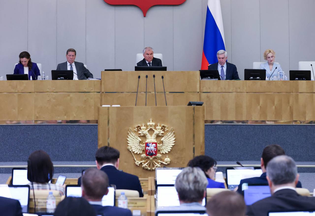 Социально-экономическое и инфраструктурное развитие Арктической зоны РФ обсудили в Госдуме В Правительственном часе принял участие первый замминистра Александр Ломакин. Большой блок вопросов был посвящен отраслям строительства и жилищно-коммунального хозяйства. За пять лет в арктических регионах возвели 3,4 млн кв. м нового жилья, что дало возможность обеспечить новыми комфортными квартирами и домами 57 тысяч семей. Благодаря механизму льготной арктической ипотеки в АЗРФ улучшили жилищные условия 13 тыс. семей. На территории Арктической зоны также определена 61 территория комплексного развития площадью 286 га с градостроительным потенциалом 1,64 млн кв. м жилья. Разработаны и представлены Президенту мастер-планы 16 опорных населенных пунктов. В них заложены создание и реконструкция более 600 объектов инфраструктуры – дорог, аэропортов, объектов ЖКХ, здравоохранения, культуры, спорта и досуга. На реализацию мероприятий мастер-планов планируется направить в том числе средства от списания 2/3 задолженности субъектам по бюджетным кредитам.