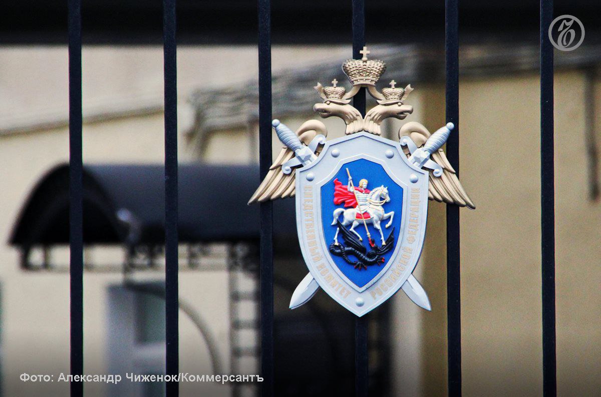 Экс-замглавы районного СК в Петербурге признался в вывозе оружия из зоны СВО Бывший замруководителя Следственного комитета по Фрунзенскому району Санкт-Петербурга Алексей Панжев признал вину в попытке вывезти арсенал стрелкового оружия из зоны спецоперации в Ростовскую область. Об этом со ссылкой на материалы дела экс-сотрудника СК 12 мая сообщает ТАСС. По данным информагентства, Панжев был задержан в феврале этого года. В ходе допроса свою вину он признал. По версии следствия, перевезти несколько автоматов Калашникова и боевые гранаты из ЛНР бывший замглавы районного СКР пытался в багажнике своего автомобиля. Среди силовиков в Петербурге Панжев известен по делу осужденного за наркоторговлю криминального авторитета Александра Курьякова, которое он вел. В 2023 году экс-сотрудник петербургского СК отправился в зону СВО, где возглавил одно из территориальных подразделений ведомства в Луганске.