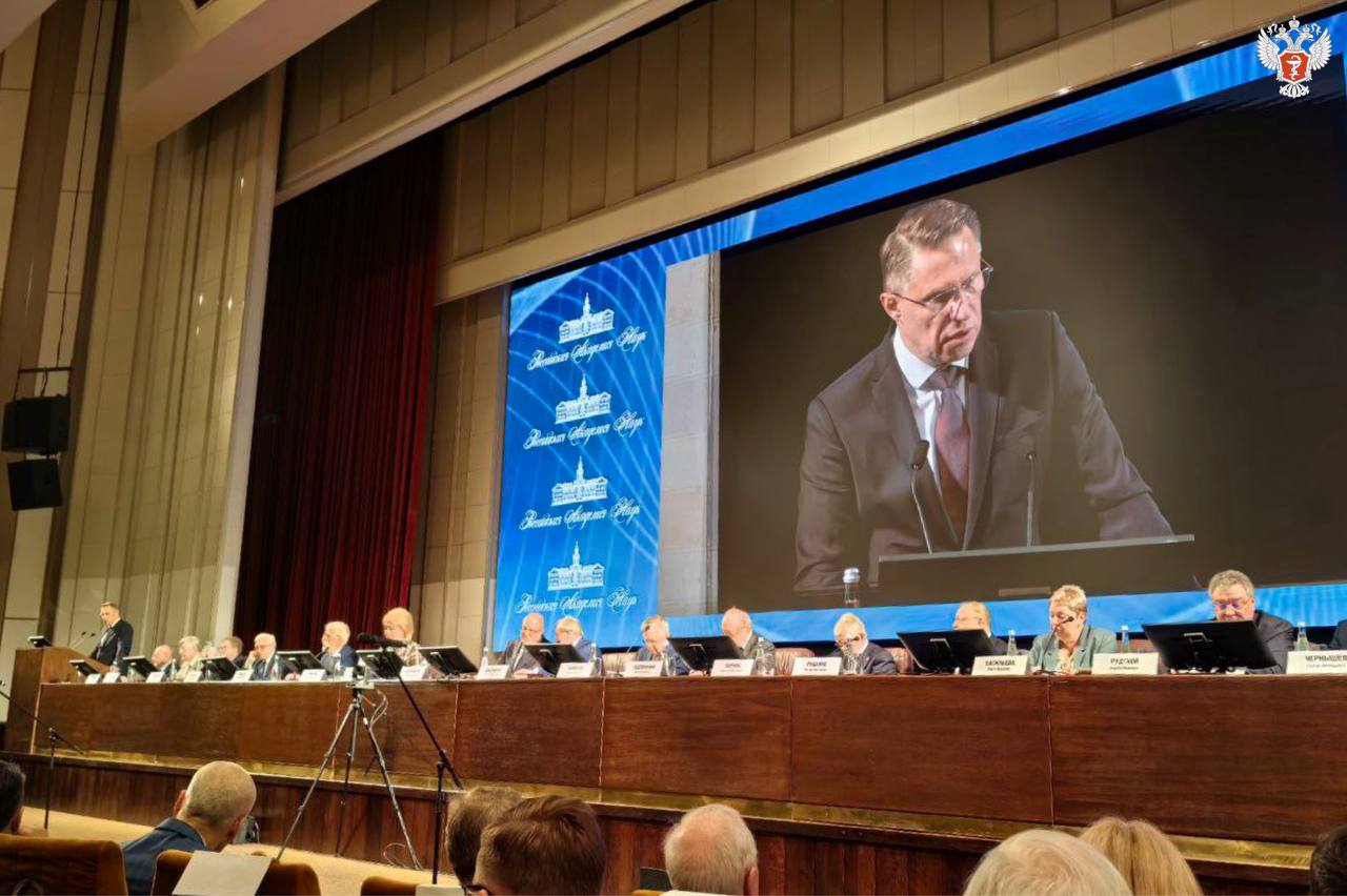 Михаил Мурашко: Программа фундаментальных исследований требует корректировки в условиях современной реальности Об этом сообщил министр здравоохранения РФ Михаил Мурашко на Общем собрании членов Российской академии наук. Необходимо сформировать подход, при котором псевдоприкладные тематики, не имеющие практических результатов, будут выведены на второй план; Важно определить ключевые принципы формирования программы. — Здесь должно существовать два подхода. Это общая логика развития науки и перспективные тренды и направления. Второе — потребности практического сектора, — подчеркнул министр. Михаил Мурашко отметил, что Минздрав России при формировании облика фундаментальных научных исследований заинтересован в решении задач по улучшению здоровья граждан и в качественной и надлежащей экспертизе, особенно прикладных работ. — Сегодня РАН выполняет две ключевые функции. Первая — квалифицированный заказчик фундаментальных и поисковых исследований. Вторая — это экспертная функция, — сказал министр. Он добавил, что с учетом сегодняшней реальности, подходы к такой экспертизе также должны быть скорректированы. — Первое — перекликающиеся с вопросом о программе фундаментальных исследований экспертная оценка соответствия проекта заявленному фундаментально или прикладному характеру. И второе — критерии оценки. Сегодня они унифицированы для фундаментальных и прикладных проектов, но есть ряд направлений, когда нужно обсуждать, дискутировать и, в том числе, принимать решения в отношении именно этих проектов, тогда, когда есть практико-ориентированные результаты, — пояснил глава Минздрава России. #МедицинскаяНаука