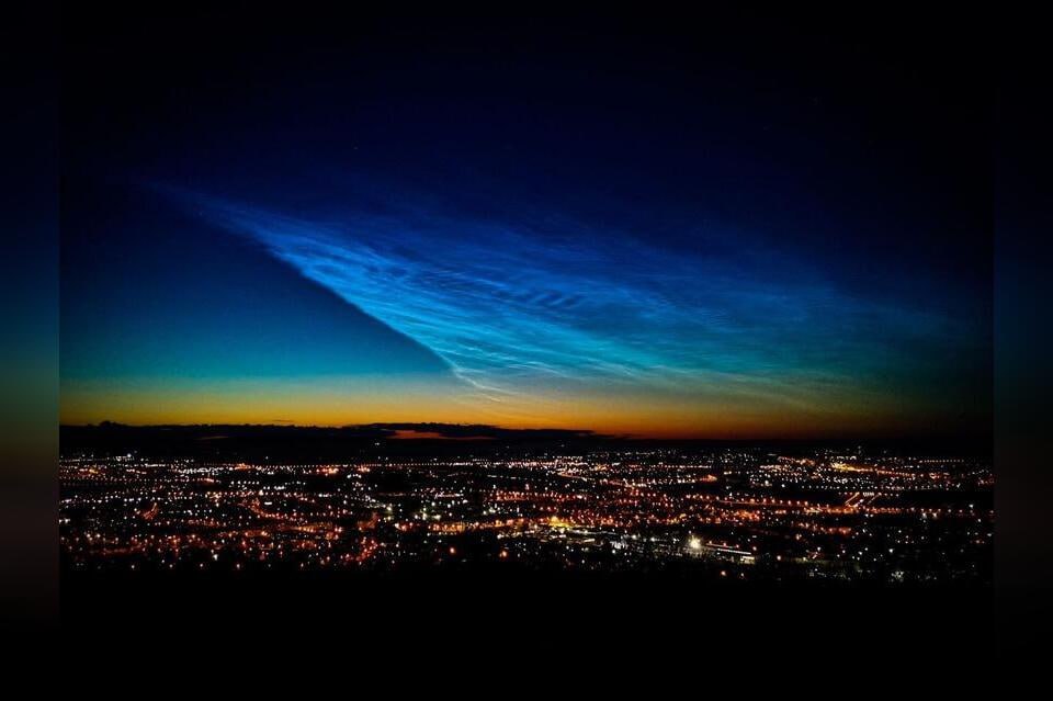 Учёные из Бразилии обнаружили связь между магнитными бурями и ростом числа сердечных приступов у женщин среднего и пожилого возраста Анализ статистики инфарктов и показателей К индекса показал в дни высокой солнечной активности растут и госпитализации и внутрибольничная смертность среди женщин тогда как у мужчин такой зависимости не выявлено Предполагают что электромагнитные возмущения влияют на электрическую активность сердца особенно у людей с уже имеющимися проблемами Учёные подчёркивают что нужны более масштабные исследования Если данные подтвердятся медики смогут заранее планировать нагрузку на кардиологию в периоды магнитных бурь Метеозависимые здесь ZAB RU Проголосовать