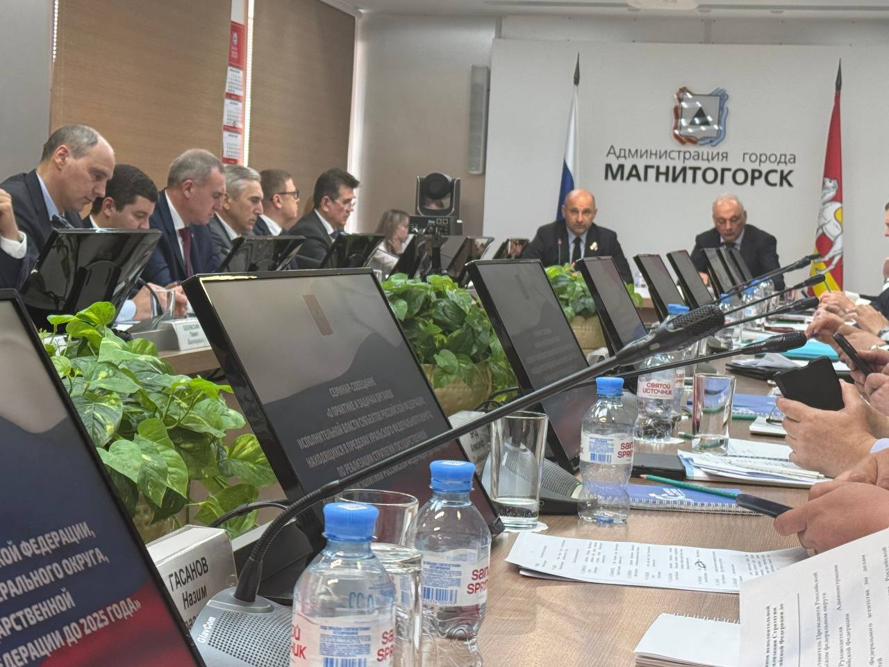 Сегодня в Магнитогорске полномочный представитель Президента Артём Жога и заместитель руководителя администрации Президента Магомедсалам Магомедов провели важный семинар-совещание о реализации Стратегии государственной национальной политики. В мероприятии принял участие глава Тюменской области Александр Моор. В своём докладе он подчеркнул, что региональные и муниципальные органы власти играют ключевую роль в обеспечении эффективного межведомственного взаимодействия и в активизации гражданской позиции жителей разных национальностей. Губернатор отметил, что правительство региона постоянно сотрудничает с органами внутренних дел и работодателями для предотвращения нелегальной миграции. Совместно с правоохранителями они оперативно реагируют на любые инциденты, связанные с межнациональными отношениями. Александр Моор также рассказал о развитии диалога между различными общинами и проведении встреч, которые способствуют созданию атмосферы взаимопонимания и уважения. Активно участвуют объединения в проекте «Тюмень для Победы» и проведении мероприятий для бойцов-участников СВО. Мы продолжаем двигаться вперёд вместе, укрепляя межнациональное согласие и поддерживая инициативы, направленные на благо всех жителей областного центра.