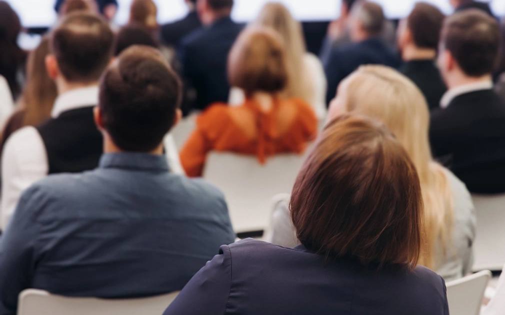 В ГД предложили вернуть очные публичные слушания по градостроительству  Ранее такая обязанность существовала до 2022 года но позже регионы получили право проводить слушания заочно что часто превращалось в формальные онлайн опросы  Депутаты КПРФ предлагают вернуть только очную форму слушаний По их мнению это обеспечит прозрачность градостроительной политики защитит права граждан и снизит социальную напряженность Очные слушания предлагается сделать обязательными при принятии  генеральных планов населенных пунктов  правил землепользования и застройки  проектов планировки и межевания территорий Как бы вы хотели участвовать в обсуждениях застройки своего района   лично на очных слушаниях онлайн комбинировать оба формата   никак мне это не интересно законы Фото Tsuguliev Shutterstock FOTODOM Читать РБК Недвижимость в Telegram