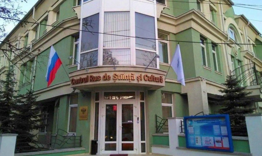 В Молдове запустили петицию против закрытия Русского дома В петиции направленной в парламент говорится что на протяжении многих лет Русский дом остаётся важнейшей площадкой для культурного образовательного и гуманитарного просвещения всех граждан Молдовы Русский дом играет значительную роль в сохранении и развитии культуры а также в укреплении международных связей Молдовы и России Тысячи граждан Республики Молдова участвуют в мероприятиях организуемых Русским домом культурные фестивали выставки литературные и исторические вечера образовательные программы акции для ветеранов Великой Отечественной войны и ветеранов труда курсы русского языка всё это вызывает позитивный отклик среди жителей всех регионов нашей страны Закрытие Русского дома лишает огромное число наших сограждан возможности доступа к этим важным инициативам отмечается в петиции Ранее глава Русской общины в Молдове Людмила Лащенова заявила Первому в Молдове что был начат сбор подписей инициированный гражданским обществом Подпишись на primulinmd