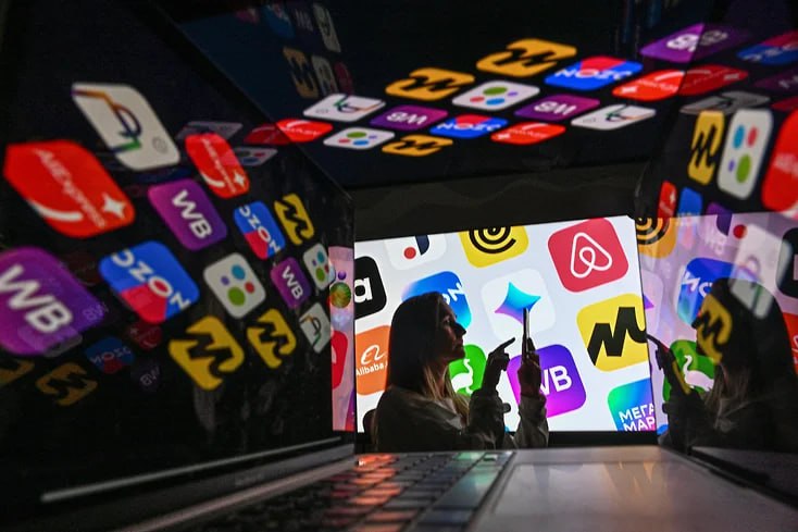 Конфликт между банками и традиционной розницей с одной стороны и маркетплейсами с другой разгорелся с новой силой Крупнейшие ритейлеры такие как Детский мир М Видео Эльдорадо DNS Лемана ПРО Hoff IRG просят правительство поддержать банки которые требуют запретить маркетплейсам субсидировать промоакции для покупателей и иметь собственные финансовые системы Помимо этого офлайн ритейлеры возмущенные подобной практикой обратились к федеральным властям с целым рядом предложений по ограничению демпинга со стороны своих оппонентов В частности ускорить принятие нормы об уплате НДС при ввозе из за рубежа физлицами товаров заказанных в онлайне MVID OZON YDEX jkinvest news jkinvest