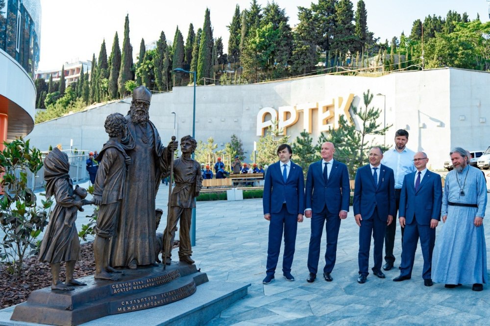 Трудовому коллективу «Артека» вручили орден Почета Первый заместитель Руководителя Администрации Президента России Сергей Кириенко, заместитель Председателя Правительства России Дмитрий Чернышенко и Министр просвещения России Сергей Кравцов 13 июня посетили Международный детский центр МДЦ «Артек». Они приняли участие в церемонии вручения паспортов 14-летним артековцам, открытии памятников и других мероприятиях.