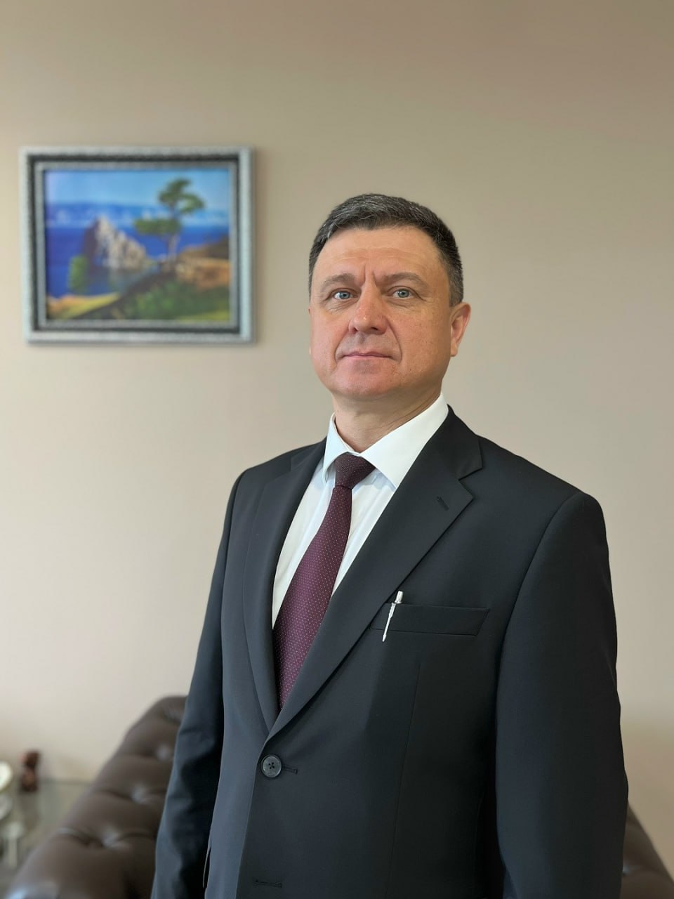 Директором Гусиноозёрской ГРЭС Интер РАО назначен возглавлявший 10 лет Забайкальское РДУ Дмитрий Эпов На этом посту он сменил Максима Человечкина который был руководителем станции с февраля 2016 года До прихода в РДУ в 2015 году Эпов работал главным инженером Харанорской ГРЭС которая также входит в состав Интер РАО