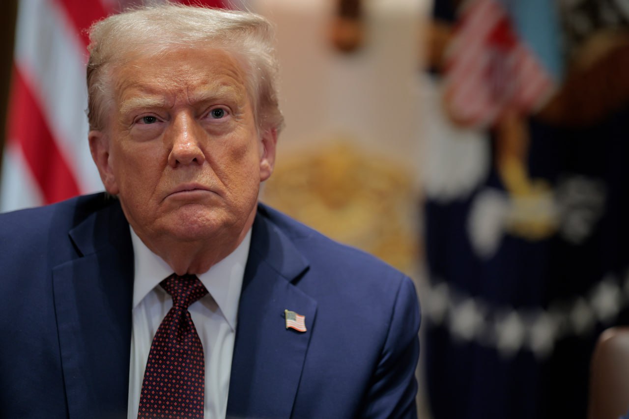Дональд Трамп значительно сократил роль аппарата Совета национальной безопасности СНБ который ранее обеспечивал разработку политических решений координацию с иностранными правительствами и контроль за исполнением президентских указов Как сообщает The Wall Street Journal численность сотрудников СНБ сократилась до менее 150 человек против 400 при предыдущих администрациях По мнению издания такой подход свидетельствует о переходе к импровизированной централизованной системе принятия решений в сфере национальной безопасности Критики предупреждают что подобное видение наносит ущерб эффективности администрации Во многих отношениях процесс обеспечения национальной безопасности прекратил свое существование заявил Дэвид Роткопф автор книги по истории СНБ По его мнению Трамп теперь и есть система национальной безопасности Эксперты отмечают что новая система лишает президента доступа к профессиональным оценкам правительственных специалистов что приводит к ошибкам и задержкам в реализации решений Одновременно это провоцирует высокопоставленных чиновников на лоббирование собственных интересов в обход отработанных процедур Фото Chip Somodevilla Getty Images Читать РБК в Telegram