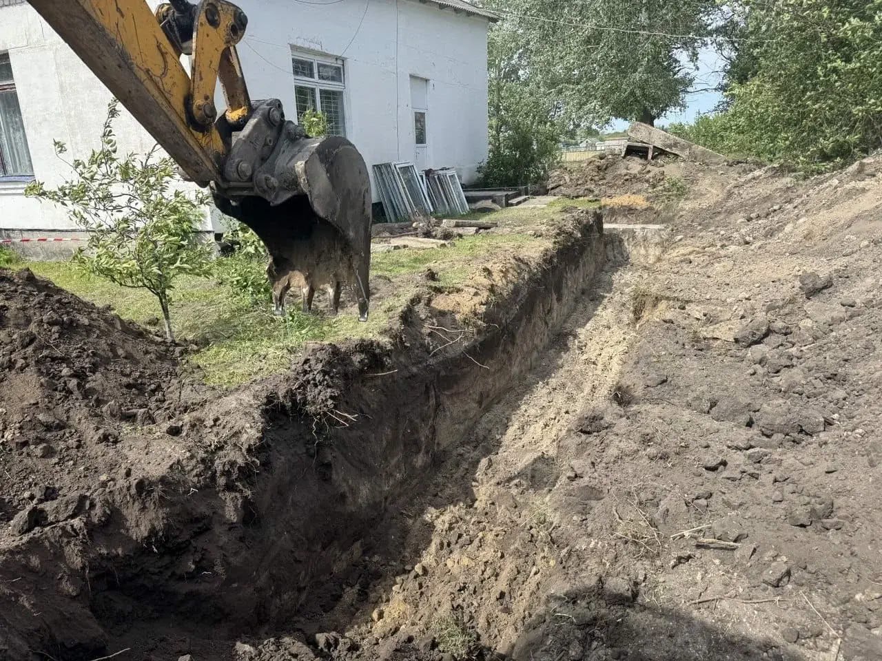 Регион-шеф ремонтирует систему отопления в Павленковской школа В рамках шефской помощи Воронежской области Павленковская школа Новопсковского округа будет оснащена современной котельной. Сейчас подготавливается площадка под установку оборудования. Уже прошла геологическая разведка. Ведется выемка грунта и завоз инертных материалов для создания основания. До 22 июня планируется завершить устройство песчано-щебеночной подушки и подготовить траншеи для подключения теплотрассы и электропитания. Протяженность теплотрассы - более 30 метров. "Обеспечить теплом школы в подшефных округах – наша приоритетная задача. Работы находятся на особом контроле Губернатора Александра Гусева, чтобы дети в Новопсковском округе получили необходимые условия уже к началу учебного года" - подчеркнул министр ЖКХ и энергетики Воронежской области Евгений Бажанов.