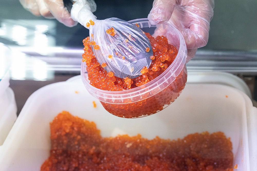 За продажу просроченной рыбы и икры оштрафован севастопольский предприниматель. Изъято более 56 кг опасной рыбной продукции. Специалисты Азово-Черноморского межрегионального управления Россельхознадзора совместно с прокуратурой Севастополя провели внеплановую проверку. В магазине предпринимателя обнаружили: 2,6 кг немаркированной рыбы; 42,1 кг продукции без документов; 11,8 кг просрочки. Предпринимателю выписали предупреждение и штраф. С начала года в Севастополе и Крыму провели 59 проверок, изъято 40 тонн некачественных продуктов. Первый Севастопольский