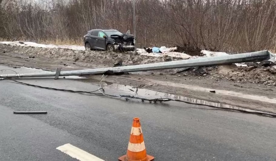 Один человек погиб, двое пострадали в ДТП в Дзержинске  Автомобиль Nissan сегодня утром протаранил столб на Автозаводском шоссе в городе химиков. В ГАИ рассказали, что водитель иномарки - мужчина 1972 г.р., предположительно, не справился с управлением.   Водитель получил смертельные травмы и скончался на месте. Две женщины-пассажирки автомобиля доставлены в больницу.    Подписаться   Прислать новость    ГТРК «Нижний Новгород» в VK