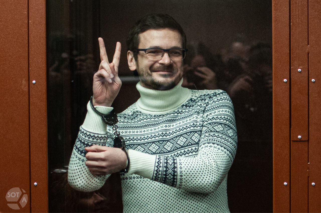 Илью Яшина заочно приговорили к году и 10 месяцам колонии за отсутствие иноагентской плашки в постах Тушинский суд Москвы признал Илью Яшина виновным по статье о нарушении иноагентского законодательства и приговорил к году и десяти месяцам колонии заочно пишет Медиазона Ровно такой срок запрашивало Яшину обвинение Ему вменили публикацию постов в соцсетях с сентября 2024 по март 2025 года без иноагентской плашки Отягчающим обстоятельством прокурор сочла то что оппозиционный политик выступал против власти Яшин передал через адвоката Бирюкова свое последнее слово где отказался признавать вину и назвал обвинение надуманным сфабрикованным и политически мотивированным Статус иноагента и уголовное преследование в реальности связаны с моей последовательной критикой Владимира Путина его политики и развязанной им агрессивной войны в Украине Проще говоря с моей оппозиционной деятельностью заявил в последнем слове Яшин В ходе процесса также обсуждалось наличие или отсутствие у подсудимого российского гражданства В сентябре адвокат Михаил Бирюков обнаружил в материалах дела выписку из базы МВД где сказано что его подзащитному присвоен статус ЛБГ лицо без гражданства В документе говорится что Яшину запрещен въезд в целях обеспечения обороноспособности или безопасности государства Накануне суд получил ответ из отдела МВД по Северному Тушино согласно которому Яшин не является лицом без гражданства имеет действующий паспорт В МИД ответили что политик не значится в числе лиц оформивших в консульствах приобретение либо выход из гражданства Фото архив SOTAvision Антонина Фаворская