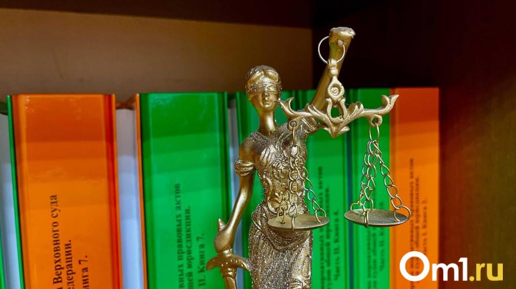 Земля у Дендросада вернулась городу благодаря группе общественников Прокурор Омской области Алексей Афанасьев объяснил почему ведомство добивалось возврата участков у Дендросада им Гензе По его словам импульс дали активные омичи группа общественников пришла на приём и рассказала что земли у Дендросада и Старозагородной рощи были фактически заняты незаконно Что выяснила проверка в 2006 2007 годах орган местного самоуправления незаконно передал коммерческой структуре участки для сельхозиспользования а фактически они шли под коттеджный посёлок Результат прокуратура подала в Арбитражный суд три иска с требованием отменить приватизацию 13 участков Суд поддержал надзорное ведомство земля возвращена муниципалитету Om1 Омск в MAX