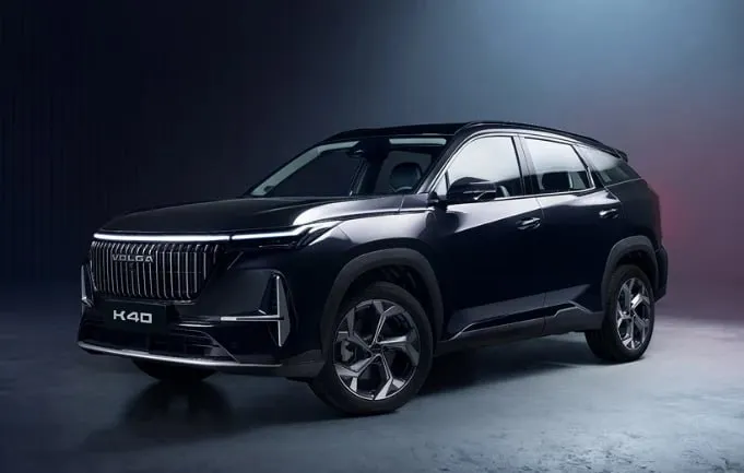 Бренд Volga показал новый кроссовер K40 АО Производство легковых автомобилей представило кроссовер K40 в стиле китайского Geely Atlas Информация о новинке появилась на официальном сайте предприятия K40 это универсальный среднеразмерный кроссовер с передним или полным приводом Он оснащается двигателем мощностью 147 или 200 л с объем 1 5 л или 2 л соответственно Трансмиссия семиступенчатый вариатор для версии 2WD или восьмиступенчатый автомат для 4WD Покупателям будут доступны панорамная крыша климат контроль подогрев и вентиляция сидений В оснащение также входят зимний пакет адаптивный круиз контроль и система удержания в полосе Камера кругового обзора дополнит набор опций Универсальный характер модели достигается благодаря дорожному просвету и наличию полного привода Цены и сроки старта продаж пока не объявлены Подробнее   Подпишись на MASHNEWS в МАХ