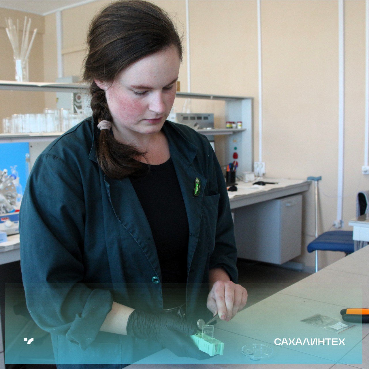 Сахалинские ученые открыли новый источник тока признанный международным научным сообществом Прорыв в энергетике от ученых СахГУ Вместе с коллегами из ДВФУ и Кольского научного центра РАН они открыли инновационный материал для батарей будущего Значимость достижения подтвердил авторитетный международный журнал Journal of Composites Science Секрет в особой ионной губке из цинка и железа Результат высокая эффективность безопасность материал не горит и потенциально низкая стоимость Это открытие основа к созданию аккумуляторов нового поколения для гаджетов и электромобилей Хотите узнать больше о том как создаётся энергия будущего   Читайте на нашем сайте