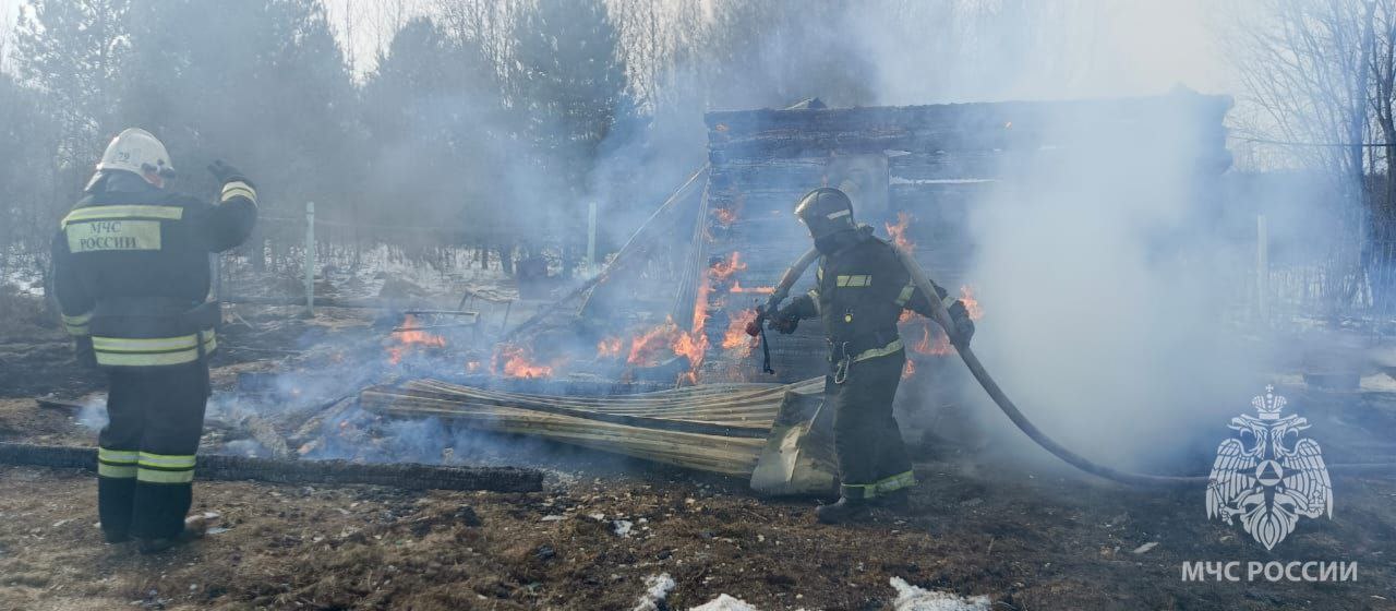 За сутки во Владимирской области произошло 10 пожаров: 1 человек погиб, 15 были эвакуированы   Сгорела баня в деревне Поддол Судогодского района. Там погибла женщина, которая в ней и жила   А при пожаре в селе Второво Камешковского района эвакуировали из многоквартирного дома 15 человек. Никто не пострадал.    Подписаться   Написать в редакцию