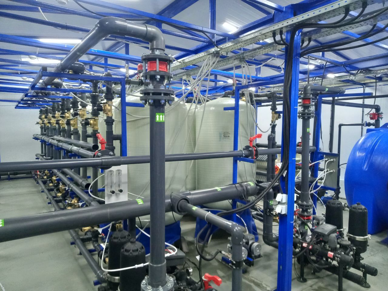 В 2026 году в Уяре проведут капитальный ремонт водопроводной сети Специалисты модернизируют два участка общей длиной более 17 км что позволит обеспечить качественной водой более 11 тысяч местных жителей Работы выполнят по программе Модернизация коммунальной инфраструктуры нацпроекта Инфраструктура для жизни Улучшение системы водоснабжения в городе специалисты проводят последовательно Ранее были капитально отремонтированы две скважины Сушиновского водозабора Установлены очистные сооружения и проведён капремонт водонапорной башни Заменены другие изношенные участки водопроводной сети Фото министерство строительства и ЖКХ Красноярского края