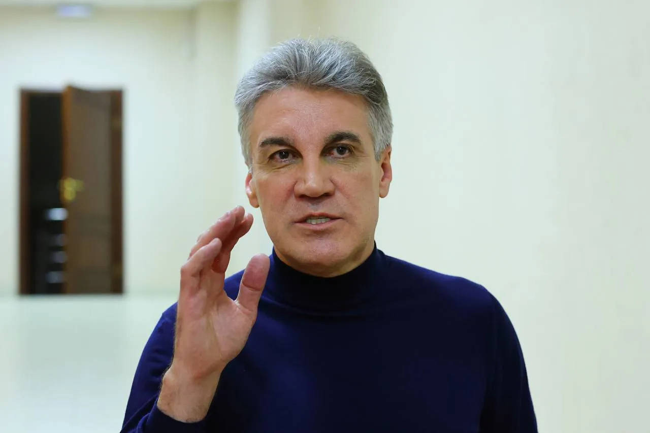 Умер ведущий Первого канала Алексей Пиманов сообщил телеканал Ему было 64 года У Алексея Пиманова не выдержало сердце Ему было 64 года Невосполнимая утрата для нашего коллектива Мы выражаем глубокие соболезнования его родным и близким Фото Alexander Kulebyakin Global Look Press  Канал РБК в Макс  Приложение РБК для iOS и Android