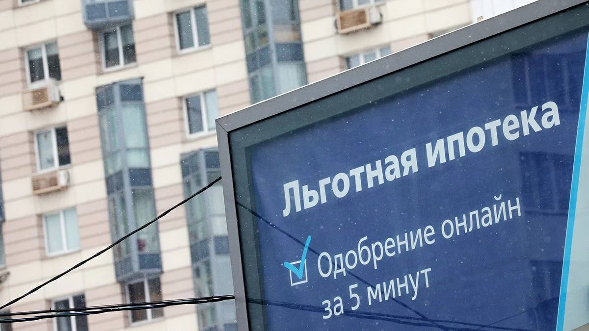 ВТБ снизил первоначальный взнос по рыночной ипотеке до 20 1 ВТБ с 10 февраля снизил минимальный первоначальный взнос по рыночным ипотечным программам с 30 1 до 20 1 Новые условия доступны заемщикам с подтвержденным доходом и распространяются на покупку квартир апартаментов таунхаусов готовых домов земельных участков машино мест и кладовых Для клиентов без подтвержденного дохода первый взнос по прежнему составляет 40 1 в конце января банк также снизил ставки по рыночной ипотеке на 3 3 п п минимальная ставка теперь 19 3 годовых kvadratnymaster Фото Ведомости