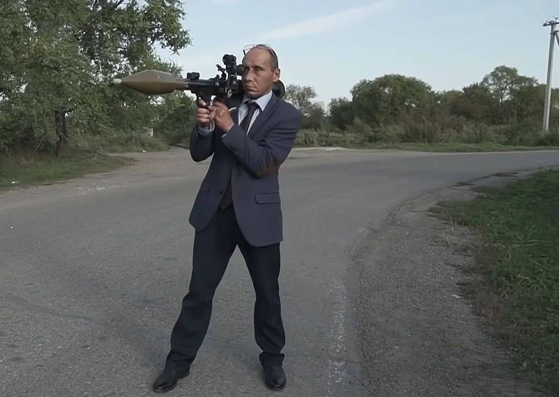 Авторам сатирического проекта Наливкин дали по шесть лет условно Режиссера Андрея Клочкова и продюсера Семена Вавилова авторов сатирического проекта Наливкин приговорили к шести годам лишения свободы условно Решение вынес суд при том что гособвинение просило для каждого по 14 лет колонии строгого режима Ролик снимался в безлюдном месте за городом Никакого боевого оружия естественно не было пиротехника пейнтбольные ружья Никто не пострадал и пострадать не мог ранее объяснял свою позицию режиссер Андрей Клочков Клочкова и Вавилова признали виновными по ч 3 ст 213 УК РФ Хулиганство и ч 2 ст 223 1 УК РФ Незаконное изготовление взрывчатых веществ незаконные изготовление переделка или ремонт взрывных устройств Уголовное дело было возбуждено из за видеоролика Виталий Наливкин предотвратил теракт опубликованного в сентябре 2021 года В видео фейковый глава исполнительного комитета Уссурийского района использует гранатомет Ролик носил сатирический характер и за короткое время набрал более одного миллиона просмотров По версии защиты при съемках использовались исключительно безопасные реквизиты и пиротехника а место съемок после окончания работ было приведено в порядок Адвокаты настаивали на отсутствии состава преступления По словам защитника Алексея Клецкина логика обвинения фактически приравнивает использование пиротехнических эффектов в кино к уголовному преступлению