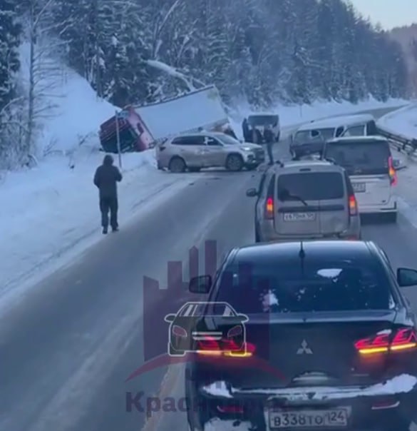 Авария с пятью машинами произошла на трассе в крае движение перекрыто есть пострадавшие Как сообщает ГАИ массовое ДТП произошло на 83 километре трассы Р 257 Енисей По предварительным данным медицинская помощь понадобилась двум людям Сотрудники ГАИ устанавливают все обстоятельства ДТП Фото kraschp prmira news