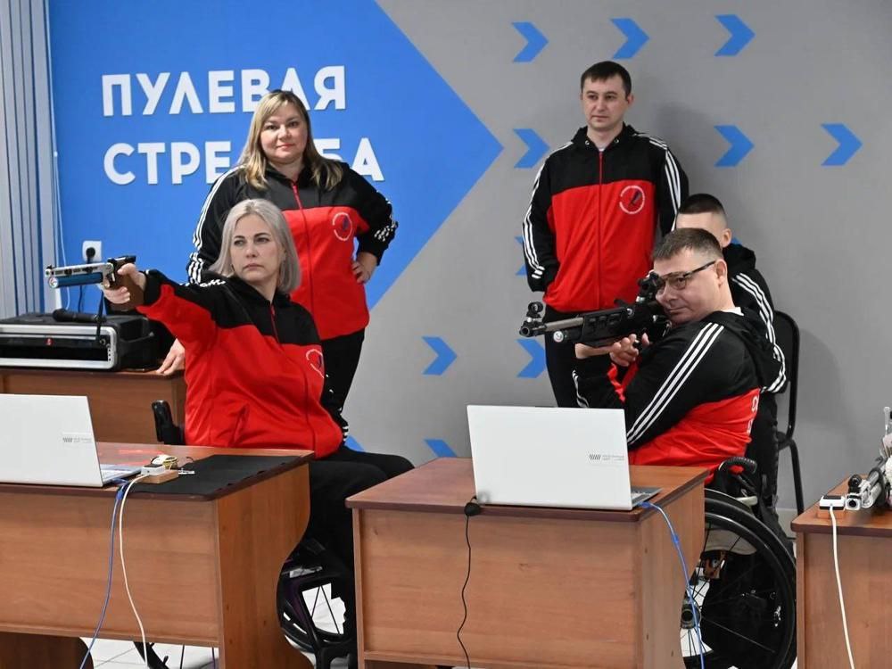 В Омске заработал редкий для России формат реабилитации демонстрационно просветительский центр адаптивного спорта Площадку запустили на базе колледжа профессиональных технологий Это всего третий подобный объект во всей стране созданный совместными усилиями государства бизнеса и общественников Главная задача центра не просто тренировки а умный подбор активности для ветеранов СВО и людей с инвалидностью Как проходит работа  Диагностика Здесь помогают понять какой конкретно вид спорта подходит человеку с учётом его травмы или особенностей здоровья Для этого используют специализированные тренажёры и даже VR технологии  Интеграция Ветеранам помогают влиться в уже существующее спортивное сообщество региона чтобы спорт стал частью повседневной жизни а не разовой акцией  Развитие Губернатор Виталий Хоценко рассчитывает что центр усилит паралимпийское движение в области ведь колледж давно стал альма матер для многих омских чемпионов Для парней вернувшихся с фронта с ранениями спорт часто становится самым быстрым способом вернуться к активной мирной жизни Теперь в регионе есть профессиональная точка входа в эту среду