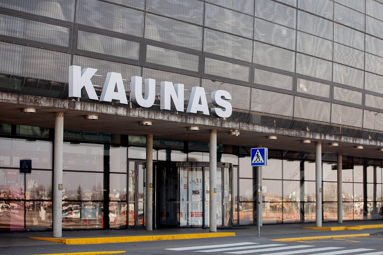 Самолет с острова Мадейра не смог приземлиться в Вильнюсе и был перенаправлен в Каунас Самолёт летевший с острова Мадейра не смог приземлиться в Вильнюсе перед полуночью и был перенаправлен в Каунасский аэропорт Из за этого примерно полтора сотни пассажиров несколько часов ожидали пока их доставят в Вильнюс Подробности здесь Каунасский аэропорт фото LRT
