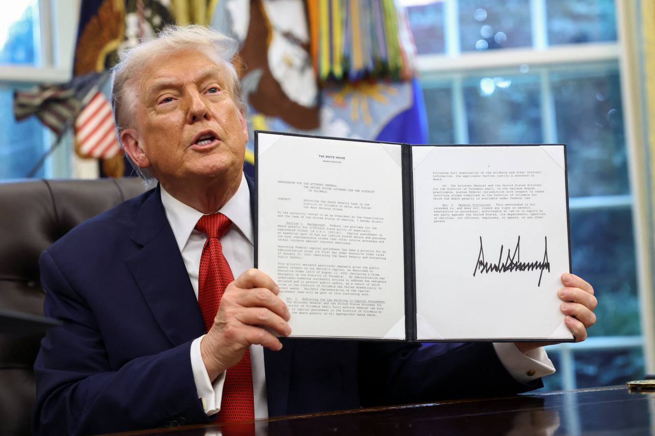 Дональд Трамп подписал указ о применении смертной казни в Вашингтоне округ Колумбия следует из трансляции из Овального кабинета Генпрокурор США Пэм Бонди заявила что хочет разрешить смертную казнь по всей стране Reuters Kevin Lamarque Подписывайтесь на Ъ Оставляйте бусты