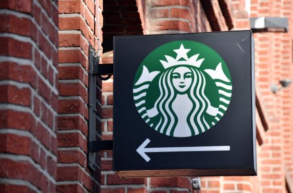 Сеть Starbucks объявила о массовых сокращениях и закрытии кофеен По информации телеканала CNN количество заведений сокращается из за низкой эффективности Всего под ограничения попадает 400 торговых точек будет уволено 900 сотрудников передаёт CNN со ссылкой на директора компании Брайана Никкола Уточняется что в конце июня у Starbucks было 18 700 кафе а к концу сентября число кофеен снизится до 18 300 Сотрудники которые попадут под сокращение получат пособия и пакеты поддержки Подпишись на Говорит Москва