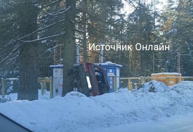 Автомобиль вылетел с дороги и уперся в дерево рядом с газораспределительным пунктом у поворота на Боровицу в Слободском районе, сообщает читатель «Источника Онлайн».