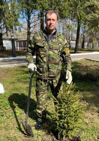 Руководство министерства лесного комплекса Вологодской области отправлено в отставку И о министра лесного комплекса региона Дмитрий Верещагин и его заместитель Вадим Черноусов отправлены в отставку сообщает ИА Вологда Регион со ссылкой на собственные источники в Правительстве области По информации агентства данное решение продолжение масштабной работы по декриминализации лесной отрасли которая проводится по поручению губернатора Вологодской области Георгия Филимонова Она реализуется по двум основным направлениям как и во внешнем контуре проверке подвергаются арендаторы лесных участков так и во внутреннем усилен контроль за деятельностью государственных служащих Добавим что глава региона неоднократно подчеркивал необходимость навести четкий порядок в лесной отрасли Вологодчины Более того в прошлом году госслужащим в этой отрасли 30 были повышены заработные платы Это было сделано с одной стороны в качестве одной из мер по декриминализации с другой для повышения уровня социальной поддержки лесников Отметим Дмитрий Верещагин с 2017 года работал в статусе замначальника Департамента лесного комплекса Вадим Черноусов с 2015 года руководирл САУ Вологдалесхоз Не исключено что это не последние отставки в этом ведомстве Работа по наведению порядка в отрасли будет продолжена