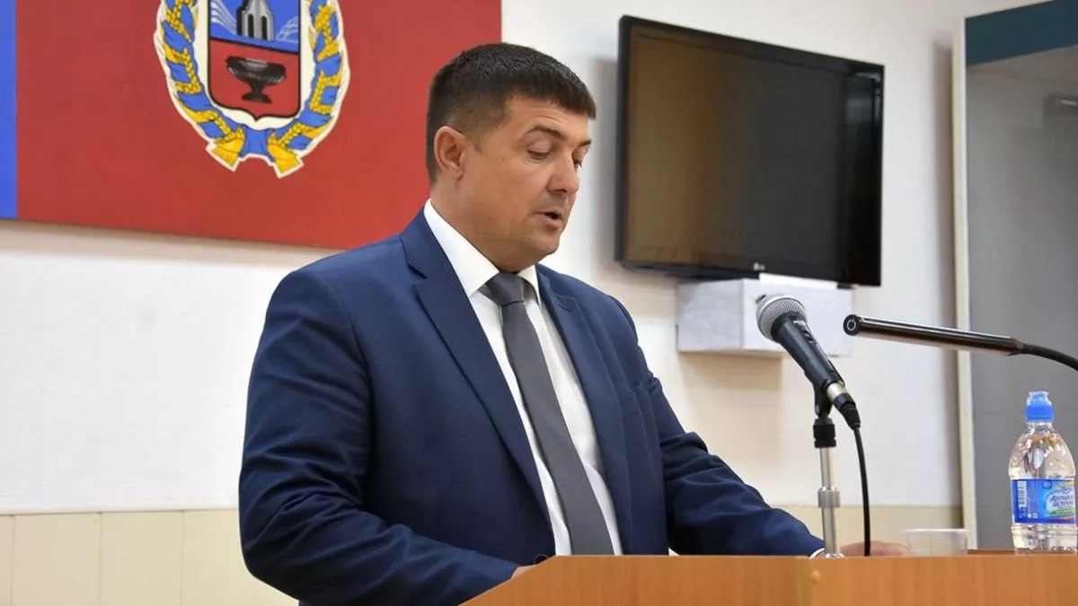 Юрий Ходунов возглавил Завьяловский район вместо застреленного Николая Онищенко  Нового главу муниципального образования определили на 21-й очередной сессии районного Собрания депутатов. В голосовании приняли участие 18 депутатов. Подавляющее большинство – 16 народных избранников – поддержали Ходунова. Один депутат проголосовал против, еще один бюллетень признали недействительным.  С 2012-го Юрий Ходунов возглавлял Управление ветеринарии государственной ветеринарной службы Алтайского края по Завьяловскому району. Напомним, что выборы главы Завьяловского района назначили после убийства прежнего руководителя муниципалитета Николая Онищенко. Он был застрелен днем 4 марта в селе Завьялово при выходе из кафе.    ТОЛК