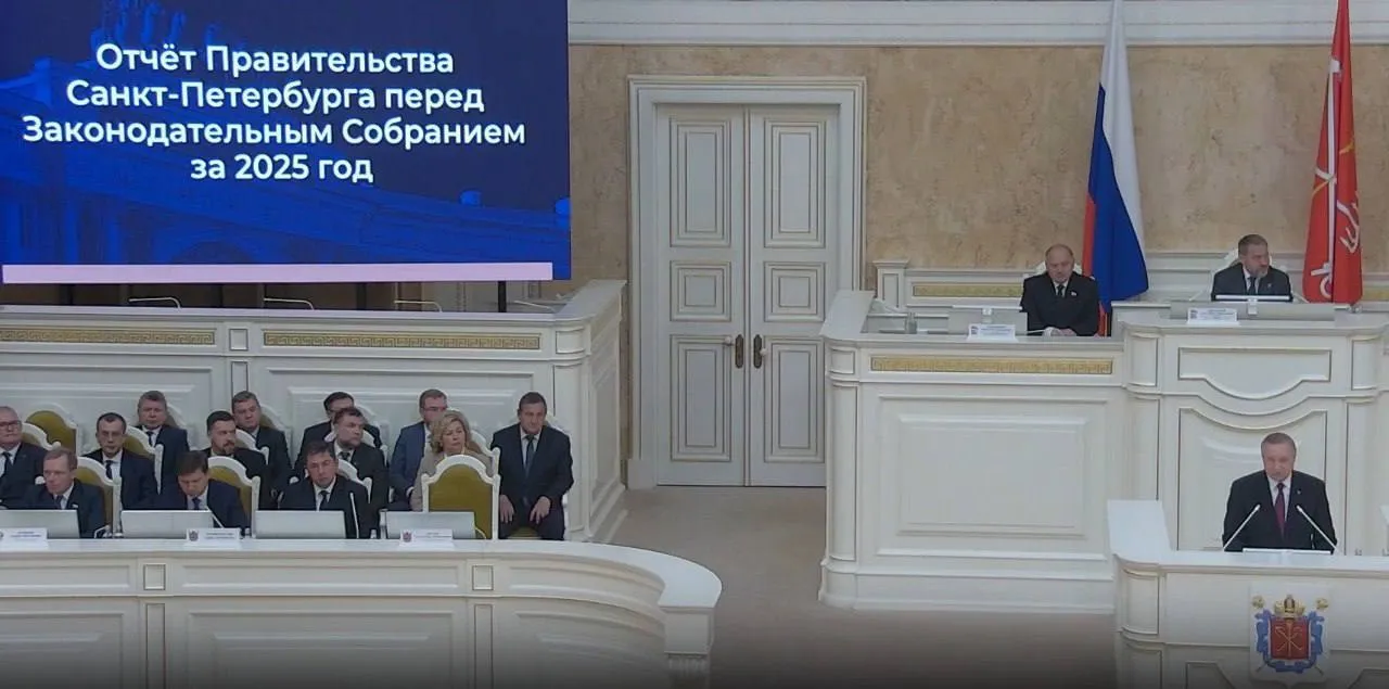 О результатах деятельности городского правительства рассказал в ходе ежегодного отчёта в Законодательном собрании губернатор Александр Беглов Главное из заявлений За последние пять лет совокупные затраты на достижение технологического лидерства в Петербурге превысили 900 млрд рублей В 2026 году в Петербурге будет открыт полигон для беспилотных летательных аппаратов В 2026 году современные составы начнут курсировать по Московско Петроградской линии подземки Открытие движения по Южной широтной магистрали Цимбалинскому путепроводу и магистрали М 32 запланировано на 2027 год ПО ВСМ ведутся работы на первом этапе строительство железнодорожной развязки на 5 м километре и переключение пригородных поездов Готовность Большого Смоленского моста превышает 80 Объявлен конкурс на разработку проекта планировки КАД на обходе Петербурга Скриншот видео отчёта о результатах деятельности правительства Петербурга в Мариинском дворце Подписаться на ДП в Telegram MAX