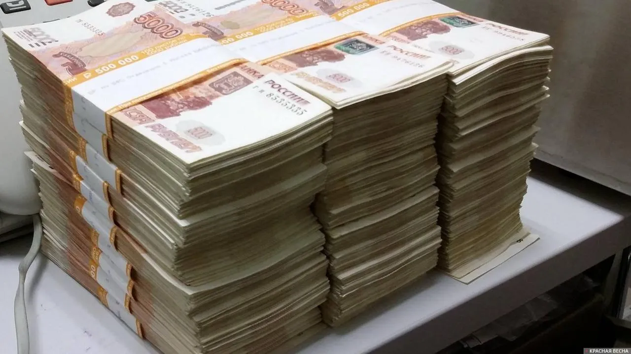 Верховный суд проверит законность начисления женщине 4 2 млн рублей штрафных процентов по займу в 300 тыс рублей Поводом стала жалоба заемщицы чей долг перед кредитором за три года вырос более чем в пятнадцать раз В мае 2021 года Иван Ц одолжил Виктории С 300 тыс рублей под 5 в месяц За просрочку возврата договорились о санкции 1 от суммы долга за каждый день Обязательства Виктория С обеспечила собственной квартирой оформив на нее ипотеку в пользу займодавца Вернуть деньги в оговоренный срок до мая 2022 года заемщица не смогла Иван Ц направил иск в суд общей юрисдикции и потребовал вернуть сам заем проценты и неустойку причем не только за уже прошедшее время но и на будущее до момента полного расчета Также он просил изъять заложенную квартиру Суд по просьбе ответчицы немного снизил штраф за уже истекший период Однако на будущее оставил ставку прежней 1 в день В требовании изъять квартиру суд отказал на тот момент цена жилья сильно превышала сумму задолженности Банкротство и новый виток спора Затем Иван Ц подал заявление о банкротстве Виктории С В Арбитражный суд Ростовской области он включил в реестр требований неустойку которая накопилась после первого судебного решения К этому моменту штраф вырос до 4 2 млн рублей а вместе с другими претензиями на 50 тысяч общая сумма долга составила около 4 7 млн Должница снова попросила снизить неустойку по статье 333 ГК РФ Суд первой инстанции апелляция и кассация ей отказали Свою позицию суды объяснили просто этот вопрос уже решал суд общей юрисдикции он ранее утвердил ставку 1 в день и не увидел причин ее менять Кроме того суды указали что Виктория С слишком долго не возвращает деньги Виктория С с таким решением не согласилась и подала жалобу в Верховный суд РФ По ее мнению арбитражные суды фактически не стали разбираться насколько неустойка за новый период соответствует сумме долга а просто сослались на старое решение Главный аргумент защиты кредитор злоупотребил своим правом Адвокаты указывают что штраф специально раздули до таких размеров чтобы сумма долга сравнялась со стоимостью квартиры А это убирает единственное препятствие для изъятия жилья которое должница считает своим единственным Позиция Верховного суда Судья ВС РФ сочла аргументы заявителя заслуживающими внимания Жалоба передана на рассмотрение Судебной коллегии по экономическим спорам Заседание назначено на 1 июня 2026 года Экономколлегии предстоит дать ответ на принципиальный вопрос обязан ли арбитражный суд в рамках банкротного дела самостоятельно оценивать соразмерность штрафа за новый период если ранее ее уже определил суд общей юрисдикции но в ином фактическом контексте Юридические услуги Канал в МАХ Купить рекламу