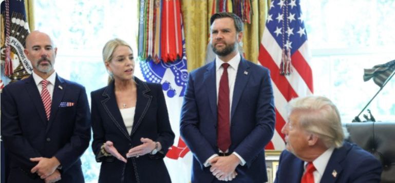 Администрация президента США Дональда Трампа рассматривает возможность введения санкций в отношении чиновников Евросоюза и должностных лиц стран членов блока в ответ на принятие ЕС закона о цифровых услугах Reuters NewsEconomics