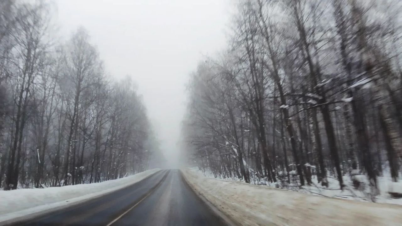 Самарскую область накрыл туман   Синоптики объявили желтый уровень опасности. В Приволжском УГМС сообщили, что сегодня в первой половине дня ожидается туман, видимость - 500 м и менее.  Специалисты МЧС России напоминают, что в таких условиях водителям следует:  ⏩ избегать обгонов, перестроений, опережений;  ⏩ не ориентироваться на машину впереди;  ⏩ не приближаться к другим участникам движения.  SOVAINFO   Прислать новость Больше новостей - на sovainfo.ru