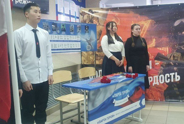 В Иркутской области продолжается реализация патриотических проектов «Парта Героя» и «Лица Героев» Проект «Парта Героя» увековечивает память выдающихся личностей, размещая на партах их фото и информацию. За такими партами сидят ученики, имеющие успехи в учебе, принимающие активное участие в жизни школы, района, города отличники и активные ученики. QR-код на парте ведет на портал с биографией героя. В региональном минобразования отметили, что уже установлено 567 памятных объектов в школах Иркутской области. Проект «Лица Героев» предполагает размещение образов героев на фасадах и в школах. Цель – воспитание патриотизма и уважения к истории через примеры героев войны и труда. В рамках проекта созданы федеральные линейки с образами 17 Героев. Проект охватывает 167 школ Приангарья, где оформляются стены, баннеры и экспозиции. До конца 2025 года планируется обновление пространств в более чем 30 школах. Подробнее на официальном портале Иркутской области.