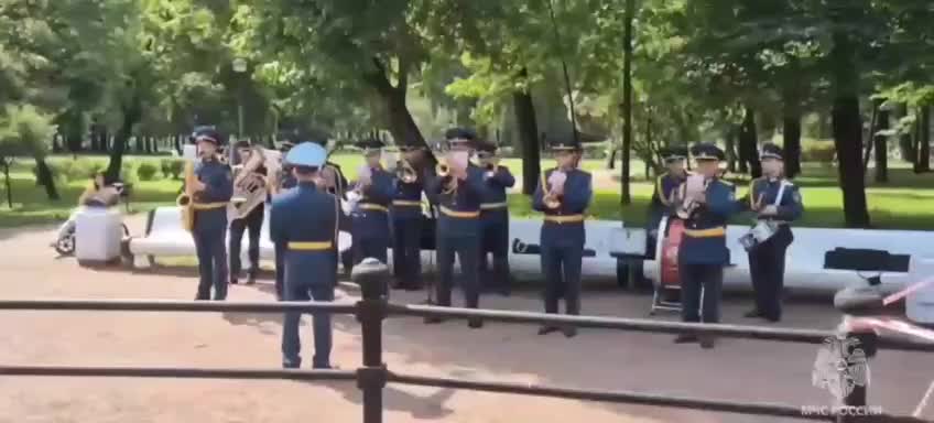 Оркестр МЧС Санкт-Петербурга исполнил песни Виктора Цоя в Таврическом саду